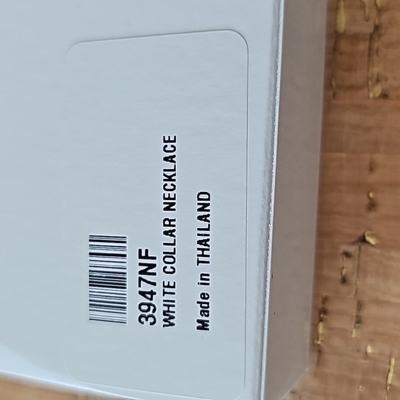 White Collar Necklace - Picture 4 of 4